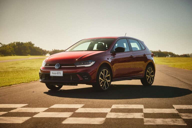 Volkswagen Polo abre 2 mil carros de vantagem sobre Fiat Strada