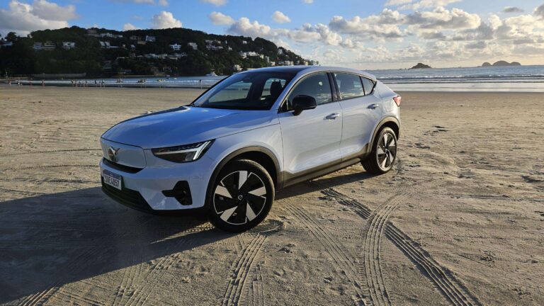 Avaliação: Volvo C40 Plus, com tração traseira, ficou excelente
