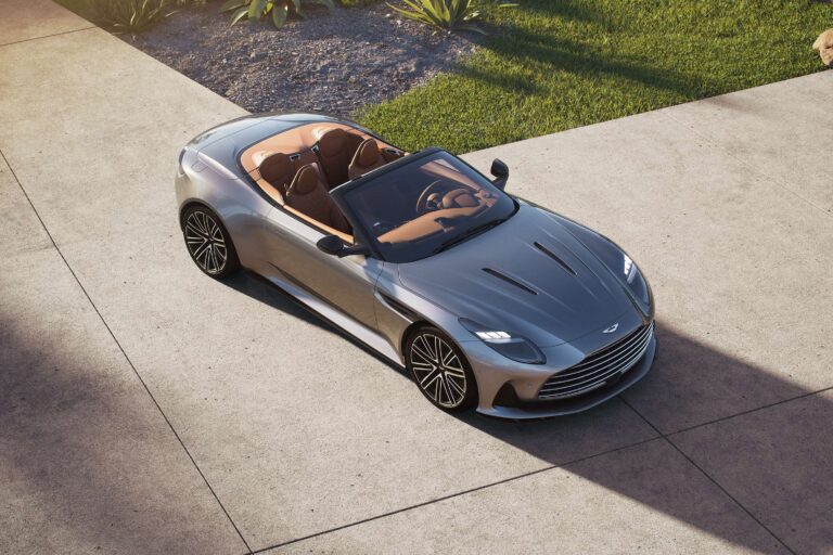 Aston Martin DB12 Volante, um superconversível de 680 cv
