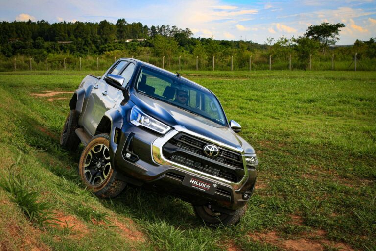 Toyota Hilux foi o 8º carro mais vendido e ofuscou outras picapes