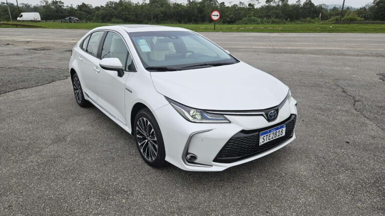 Toyota Corolla 2024 Hybrid: melhor com etanol, mas falta potência