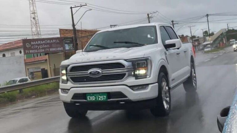 Ford F-150 e Mustang SUV são flagrados em testes no Brasil