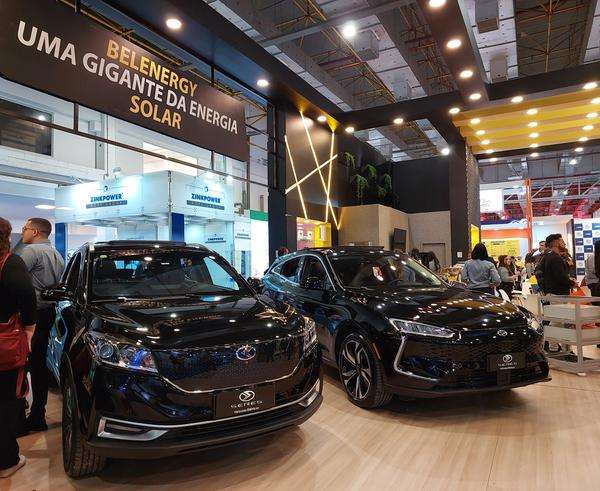 SUVs elétricos da marca Seres são expostos em São Paulo
