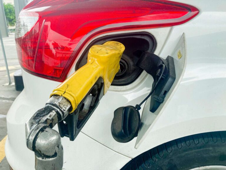 Saiba quais são os carros que gastam mais combustível no País