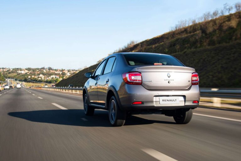 Renault Logan e Stepway resistem e ficam mais equipados em 2024