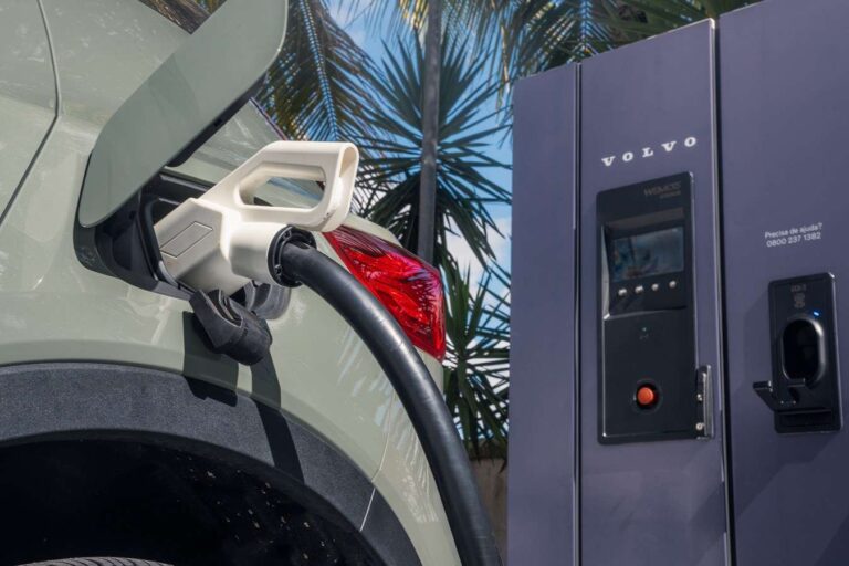 Volvo entrega 14 novos eletropostos no Brasil; veja as cidades