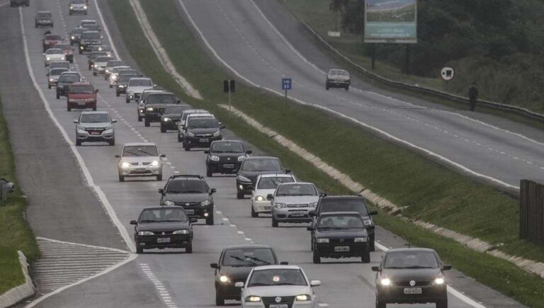“Lei do farol” nas estradas mudou; conheça as regras atuais