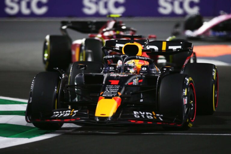 Verstappen passa Leclerc no final e vence GP da Arábia