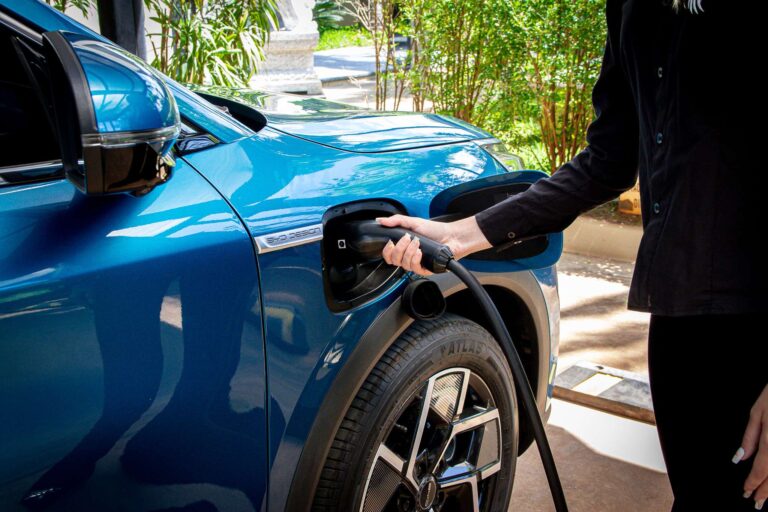 Carros elétricos: 3 tipos de carregadores mais usados no Brasil