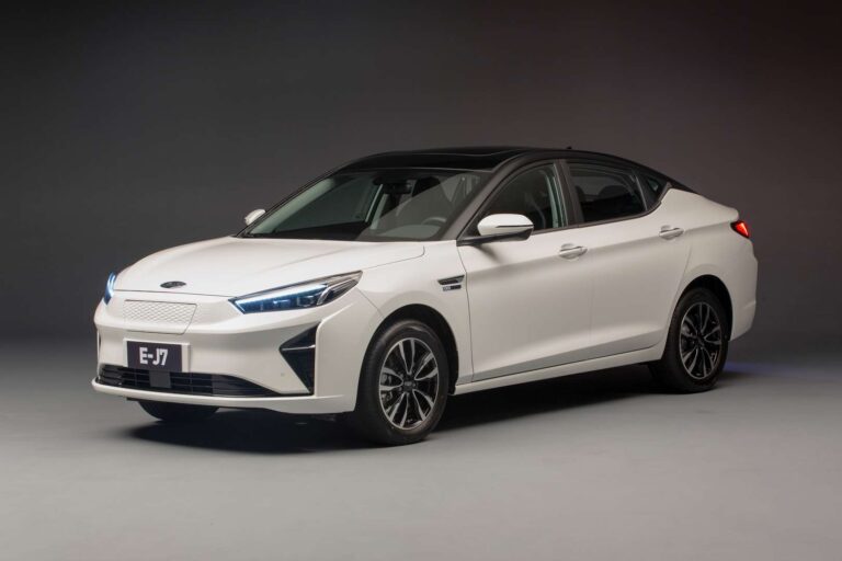 Chinês elétrico JAC E-J7 quer ser o anti-BMW Série 3