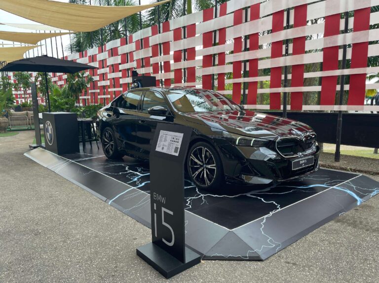 BMW i5 aparece para o público durante feira de arte paulistana
