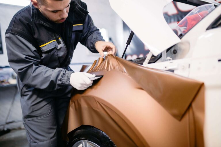 Vale a pena envelopar o carro? Veja vantagens e desvantagens