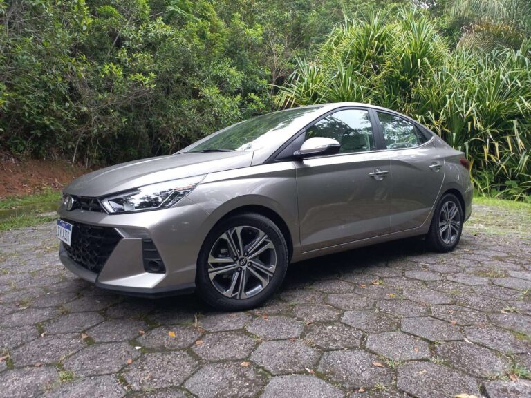 Avaliação: Hyundai HB20S 2023 dá uma canseira no Chevrolet Onix Plus