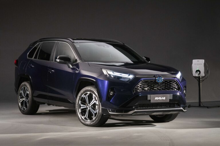 Toyota RAV4 Plug-In Hybrid chega ao Brasil por R$ 399,9 mil