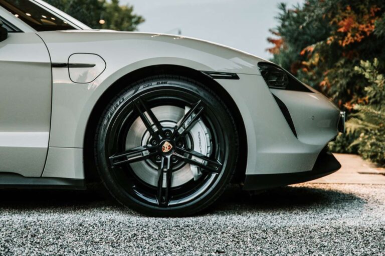Por que os pneus de carros híbridos e elétricos são diferentes