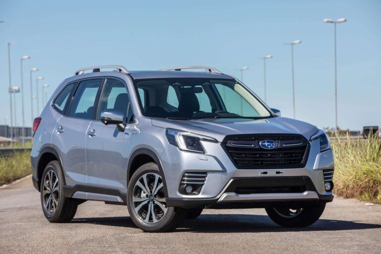 Subaru começa a vender Forester e XV híbridos no Brasil