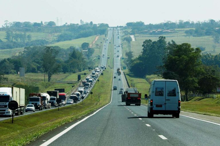 Vai pegar estrada? Não se esqueça que a “lei do farol” mudou