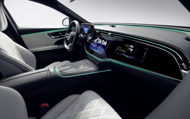 Novo Mercedes Classe E terá painel incrível e até TikTok