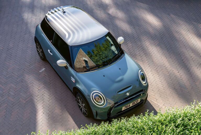 Mini Cooper elétrico ganha edição Multitone de R$ 296 mil