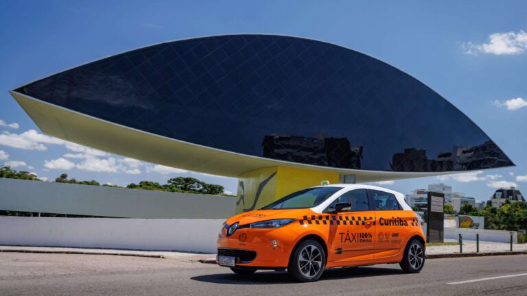 Curitiba terá frota de táxi elétrico com Renault Kwid E-Tech