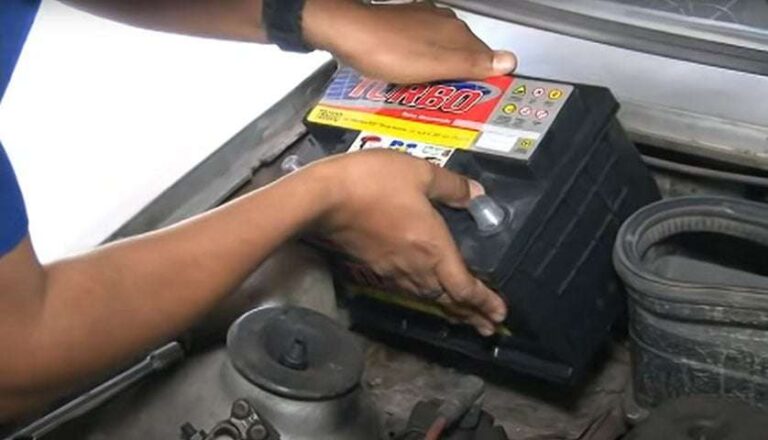 Quanto tempo dura a bateria de um carro a combustão? E o que a descarrega