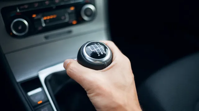 É correto estacionar o carro engatado? Prós e contras de usar a 1ª marcha