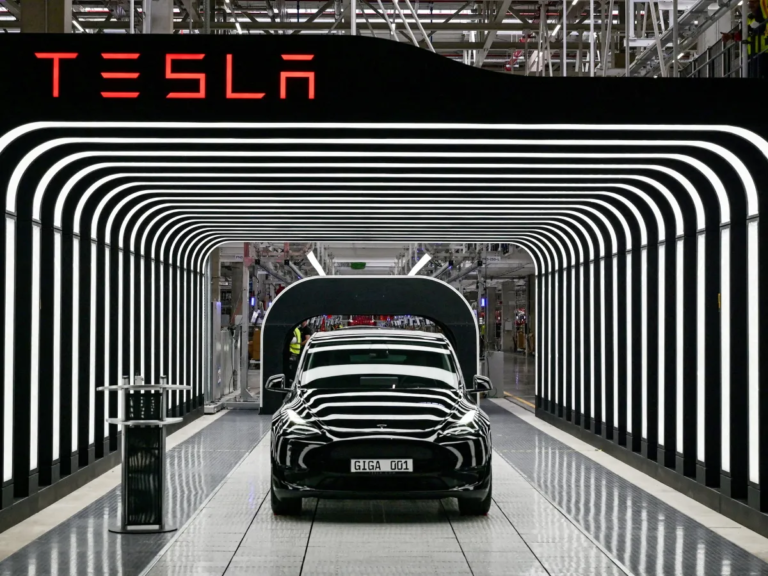 Trump tarifa carros importados em 25% nos EUA; Musk diz que Tesla é afetada