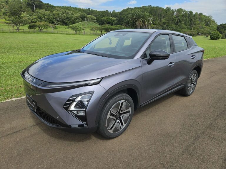 Omoda E5 vai bem na pista de testes e mostra boa dinâmica; já dirigimos
