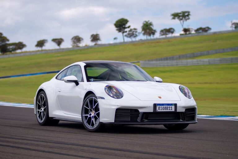 Porsche 911 tem ótimo facelift, ganha painel digital e estreia em 4 versões