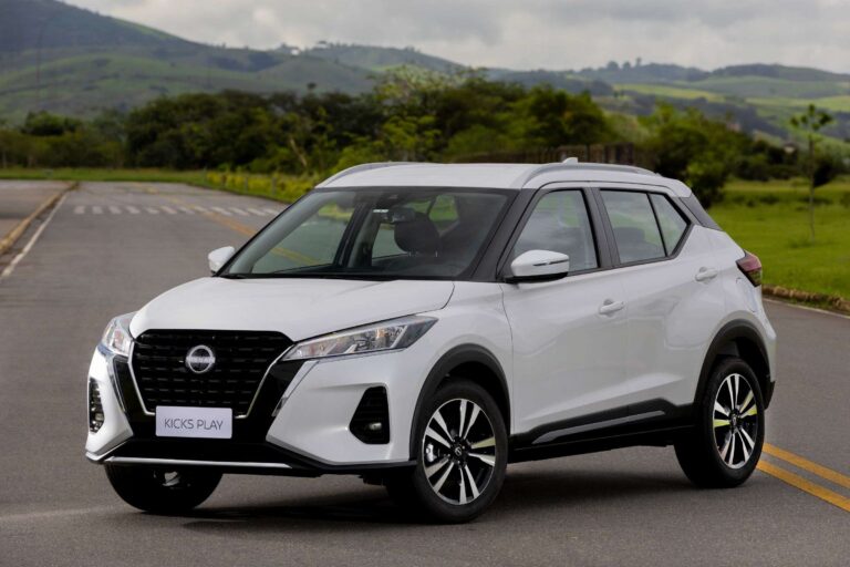 Nissan dá R$ 13.000 de bônus na compra do Kicks Play e R$ 17.000 no Sentra