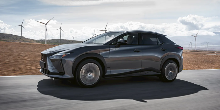 Toyota quer ter um carro elétrico para rodar 1.000 km, mas sofre com isso