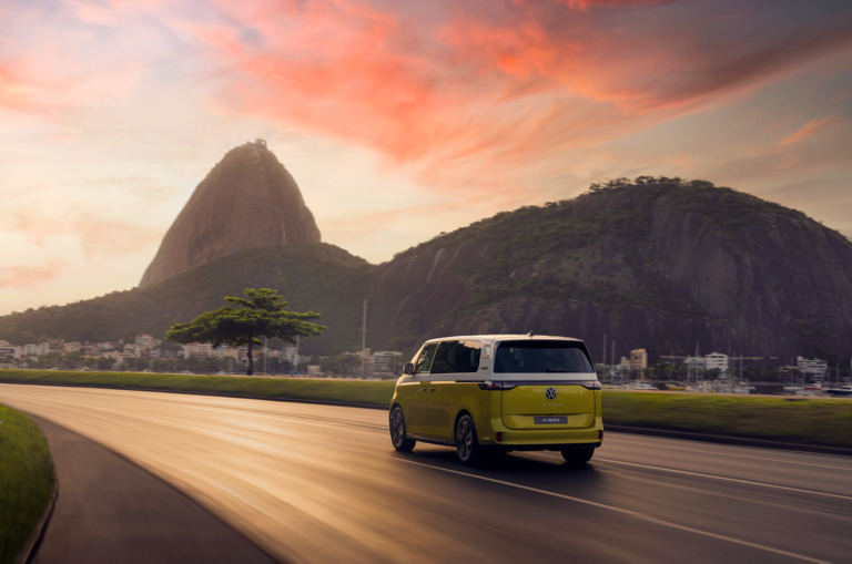 Volkswagen associa Kombi elétrica com paisagens do Rio