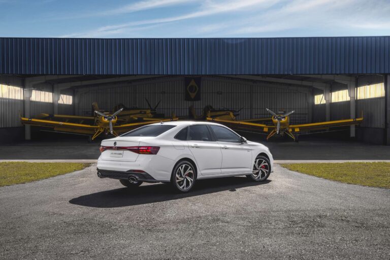 Novo Volkswagen Jetta GLI 2025 chega ao Brasil com 231 cv e preço acima de R$ 250 mil