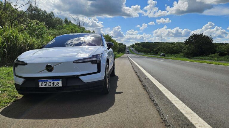 Volvo EX30 elétrico ganha versão de dois motores e acelera como Porsche