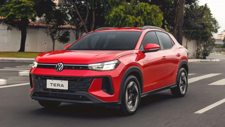 15 dias de abril e o VW Tera é pressionado por dois carros da BYD