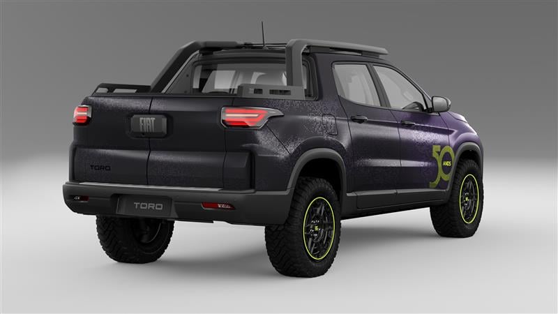 Imagem de uma picape Fiat Toro vista de traseira, com um design moderno e aro de roda amarelo, destacando o logotipo da Fiat e a inscrição '50 anos'.