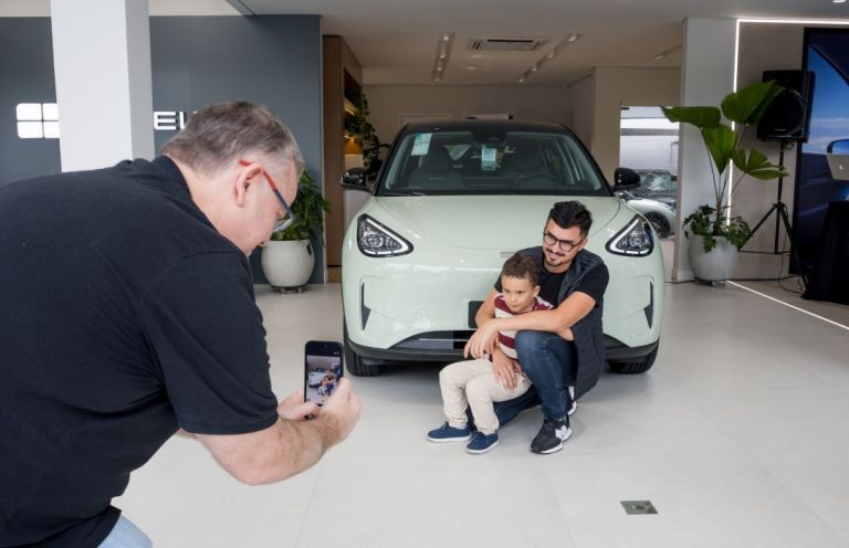 Geely faz evento nacional para atualizar EX2 com CarPlay e Android Auto