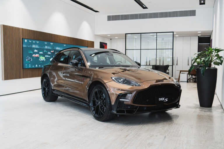 Aston Martin DBX S chega ao Brasil: um SUV de 727 cv por R$ 3,6 milhões