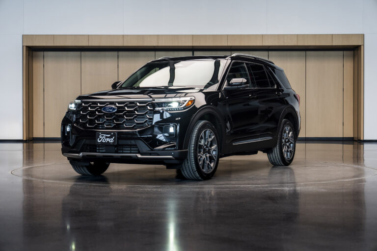 Ford entrega Explorer híbrido exclusivo para o Papa; Leão XIV deu “voltinha” rápida