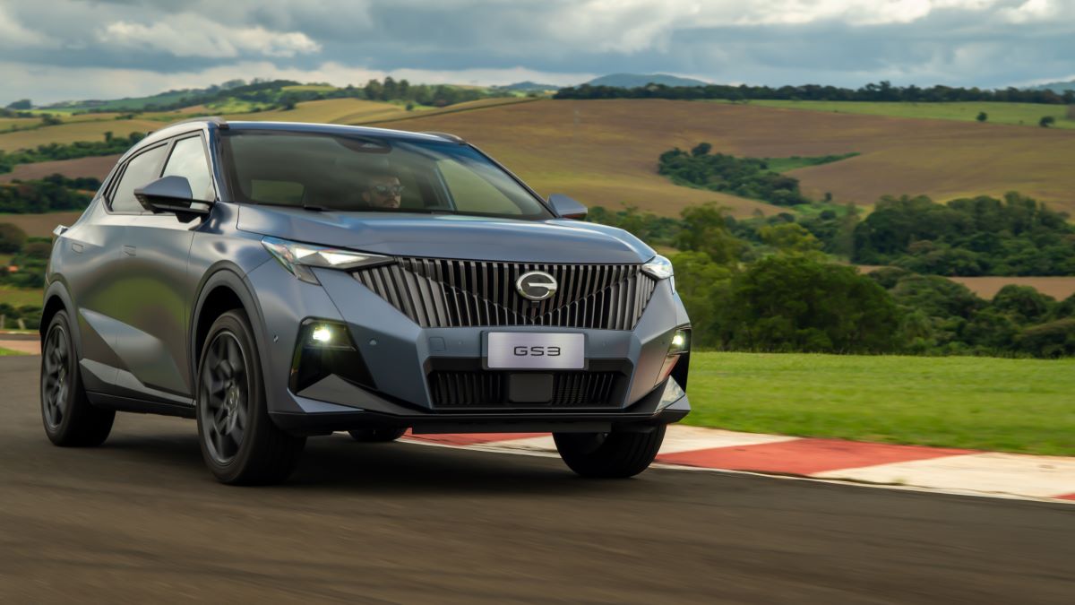 SUV Nissan GS3 em movimento em uma pista com paisagens verdes ao fundo