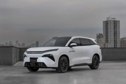 BYD Atto 8 chega ao Brasil: SUV híbrido de 7 lugares estreia por R$ 399.990