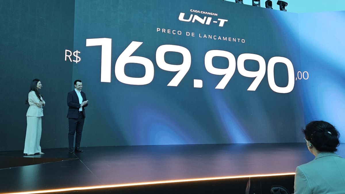 Evento de lançamento do carro CAOA Changan UNI-T, destacando o preço de R$ 169.990,00 com apresentadores no palco.