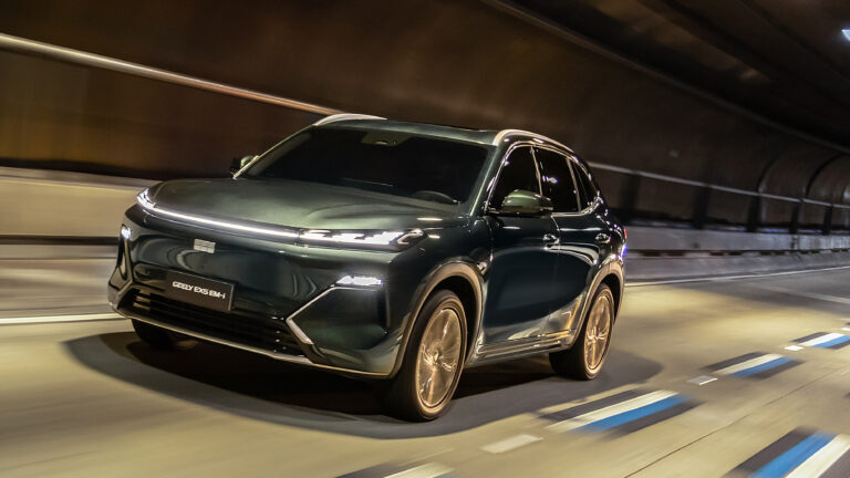 Geely EX5 híbrido terá motor flex e será o primeiro carro da marca feito no Brasil