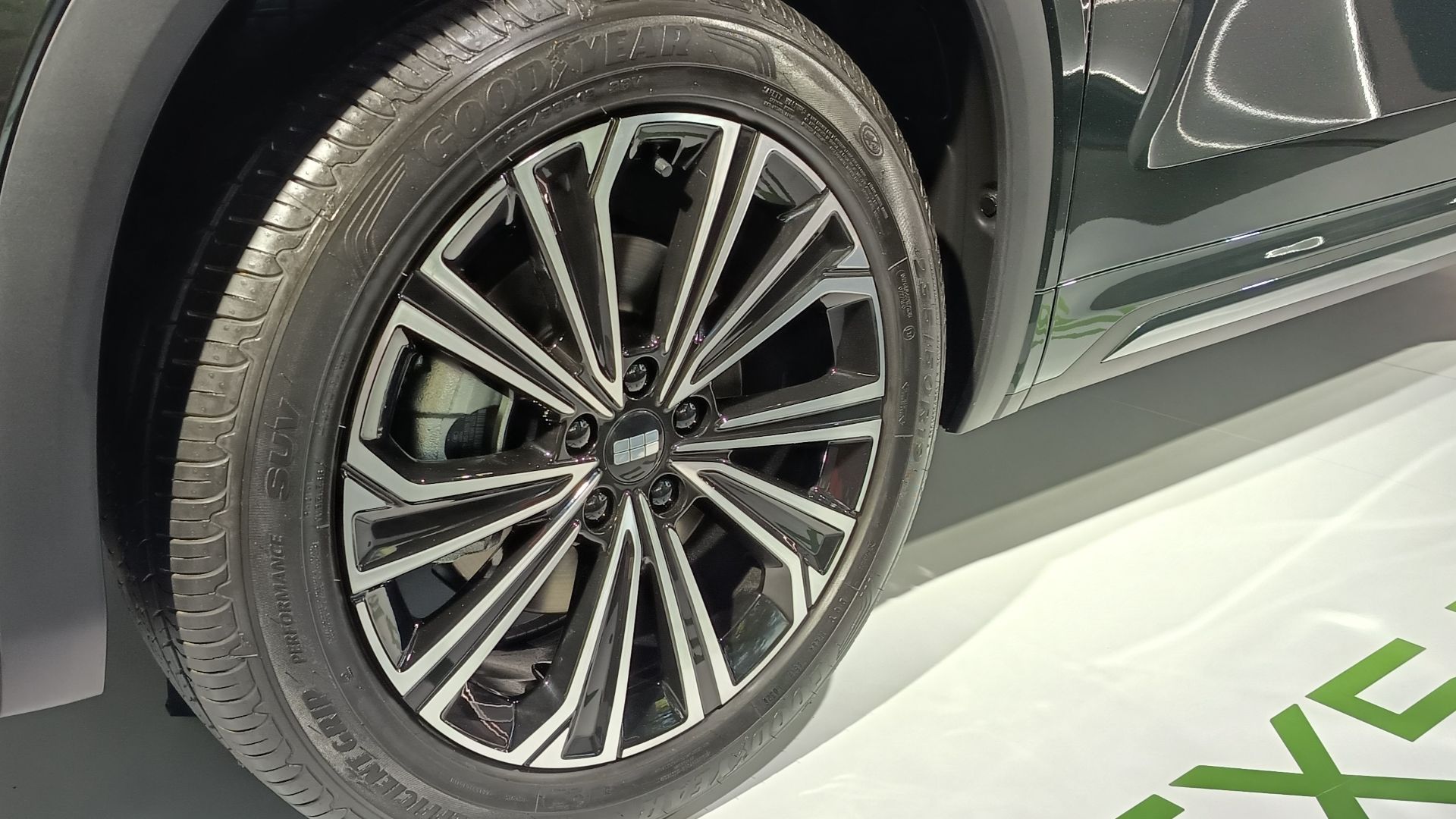 Roda de carro com aro de liga leve e pneu Goodyear, destacando detalhes do design moderno.