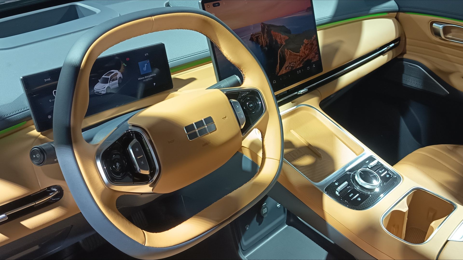 Interior de um carro moderno com volante de couro amarelo e painel digital.