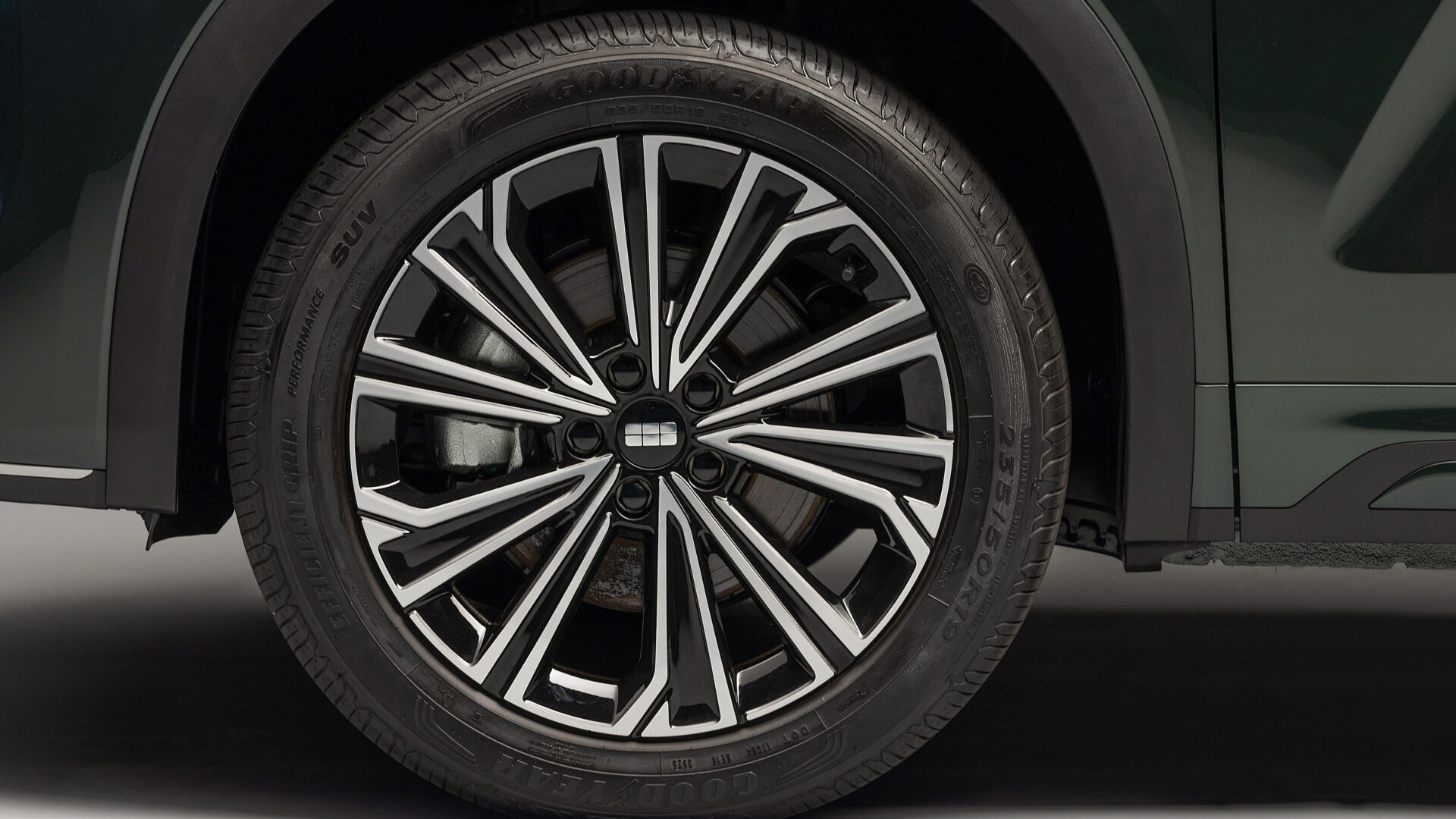 Roda de carro com aro de liga leve e pneu Goodyear, destacando os detalhes do design.