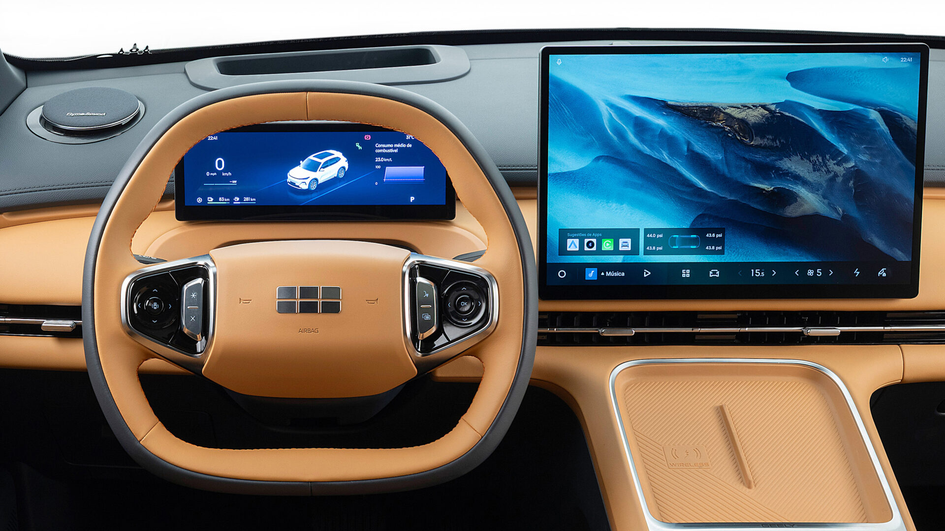 Interior de um carro com volante de couro e painel digital. Tela do sistema de infoentretenimento à direita mostra informações do veículo e opções de aplicativos.