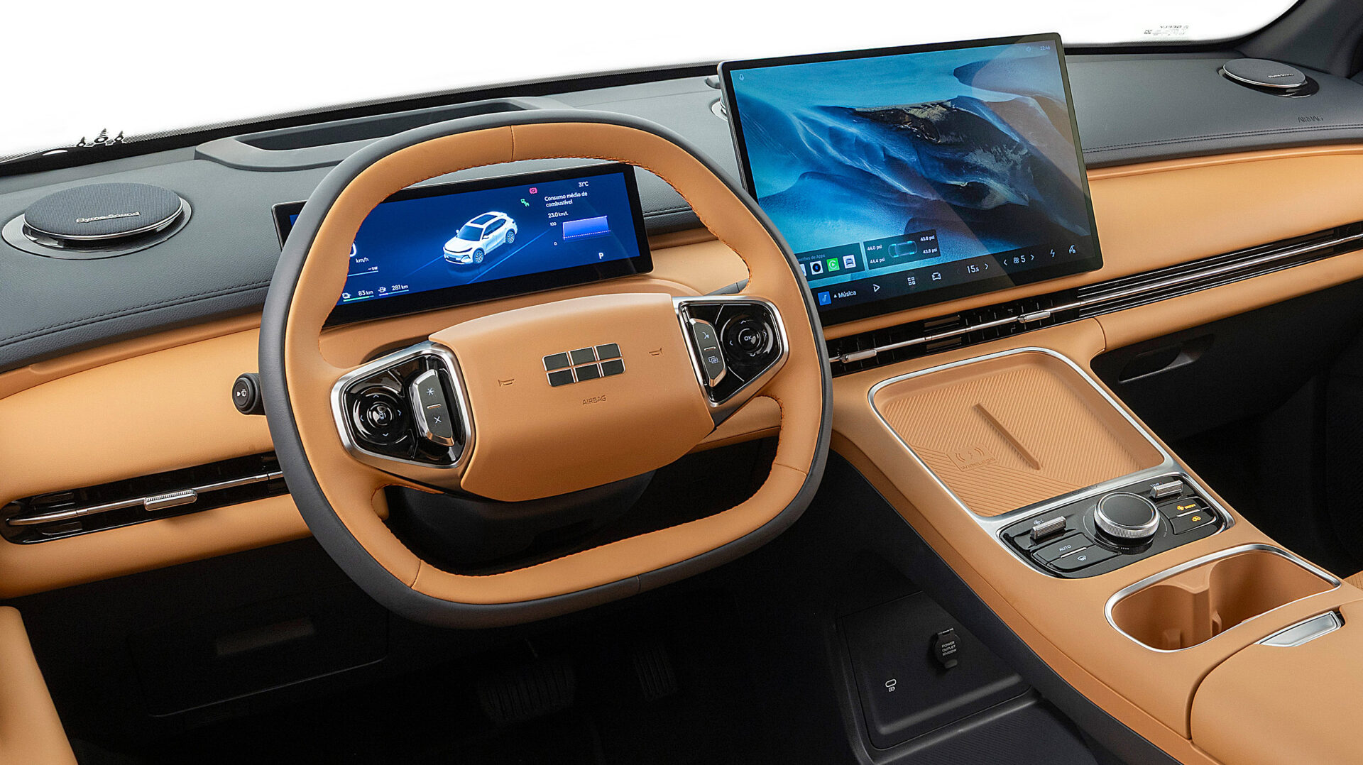 Interior de um carro com painel em tom de laranja, volante moderno e duas telas digitais.