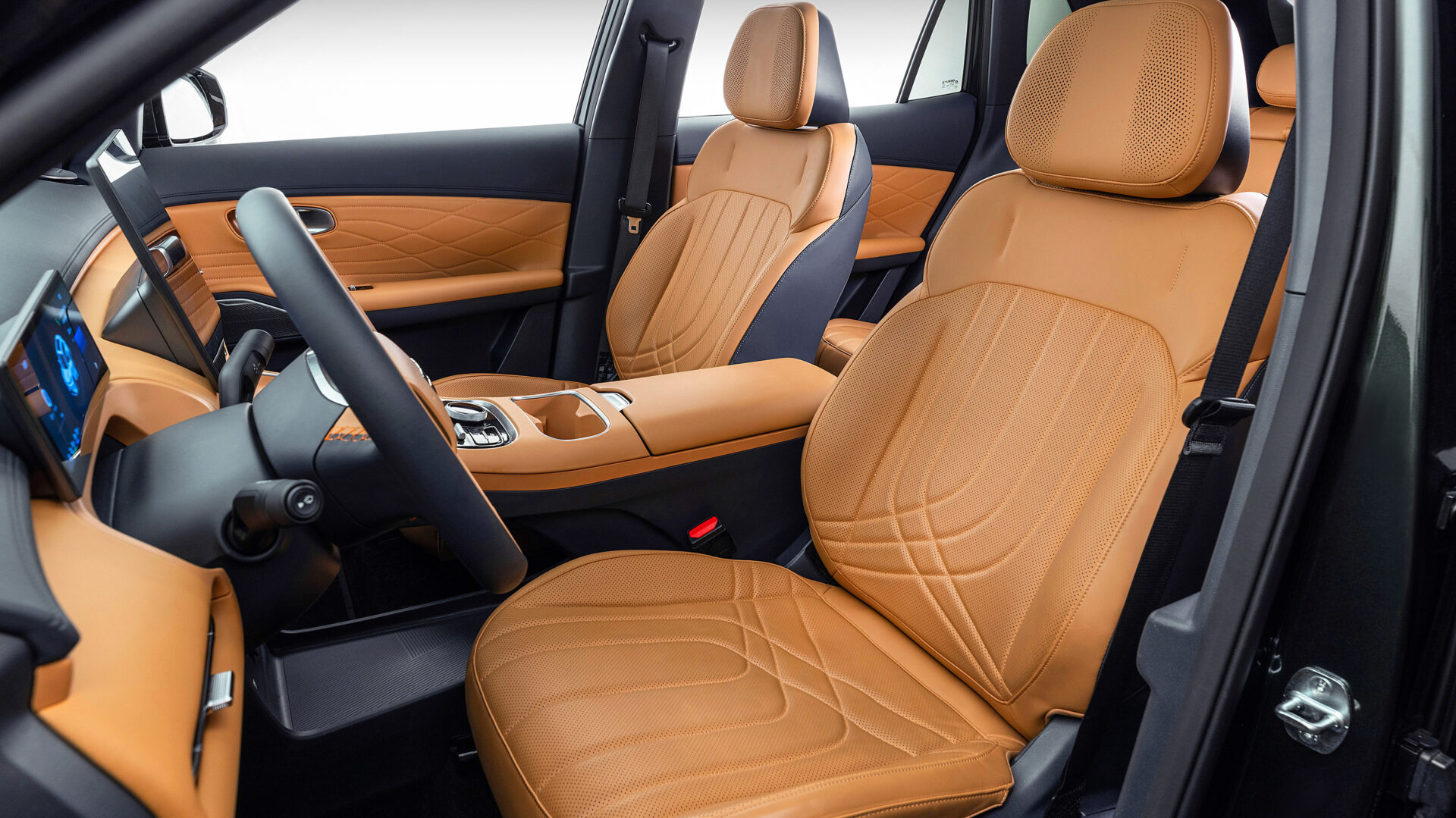 Interior de um carro com assentos de couro marrom claro e detalhes em preto, mostrando o painel e o volante.