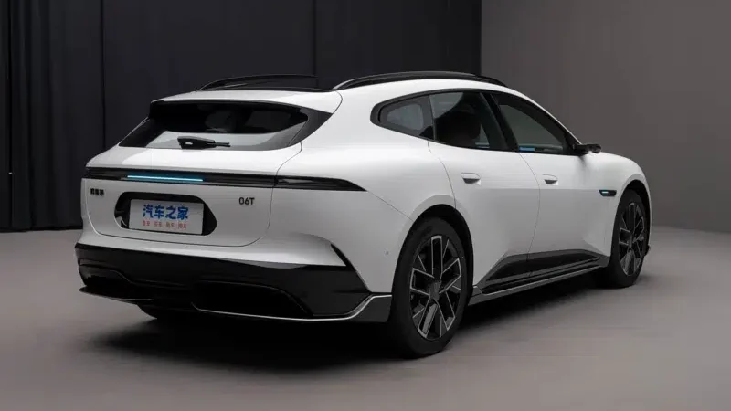 Vista traseira de um carro elétrico branco, modelo O6T, com design moderno e rodas esportivas, em um ambiente neutro.
